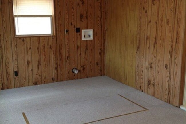 Building Photo - Coming soon:  2 Bed 1 Bath Home