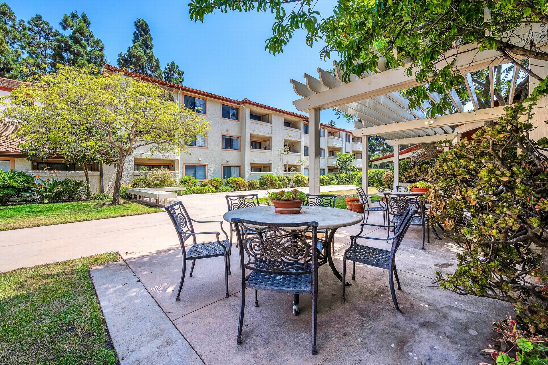 Building Photo - 501 Palisades Dr