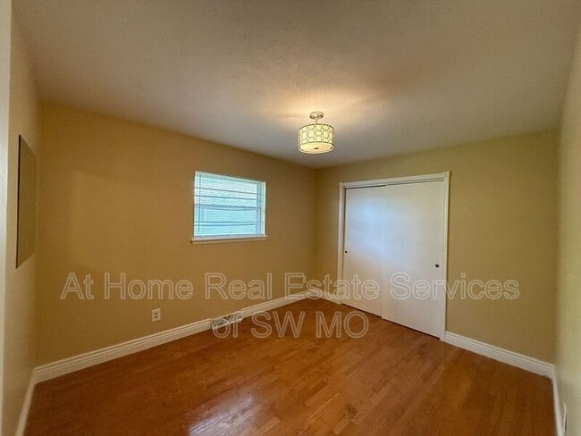 Building Photo - 516 E Stanford St