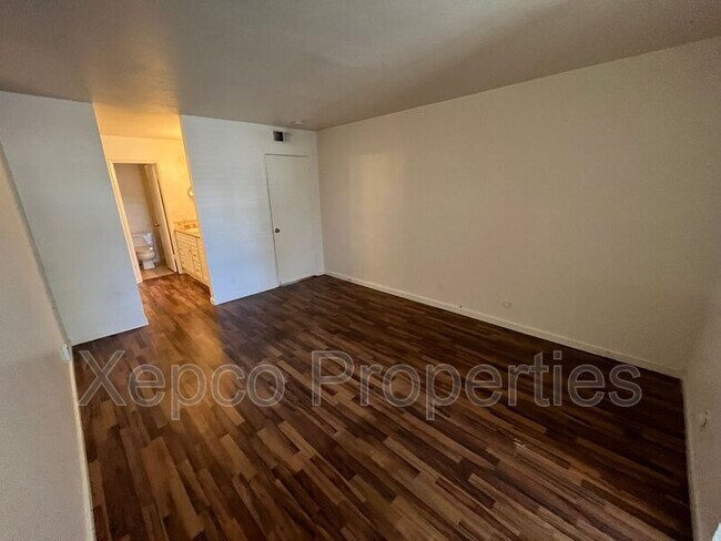 Building Photo - 5285 E Waverly Dr