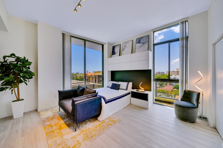 Building Photo - Nine Hollywood