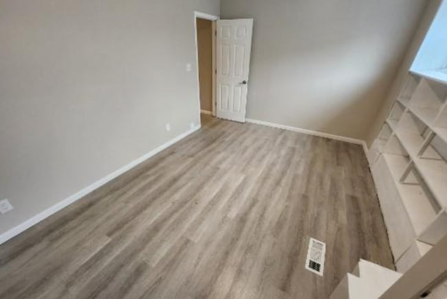 Building Photo - 348 W Queen Ln