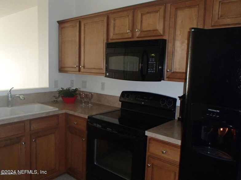 Building Photo - 8125 SUMMERGATE Court