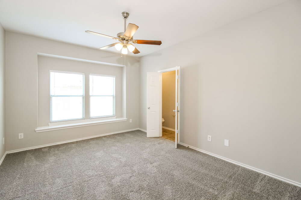 Building Photo - 10048 Iron Ridge Dr