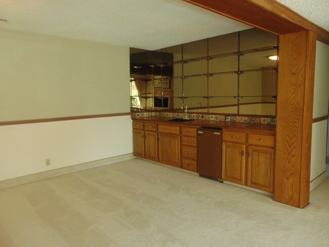 Building Photo - Great 4BR 2.5BA Split Entry Home in Quiet Forest Park Neighborhood