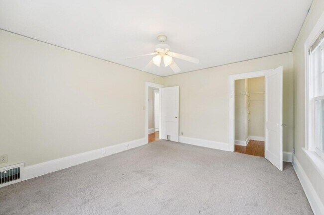 Building Photo - 661 Surrey Ave E