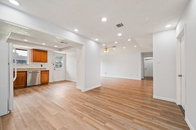 Building Photo - 13910 New Village Ln