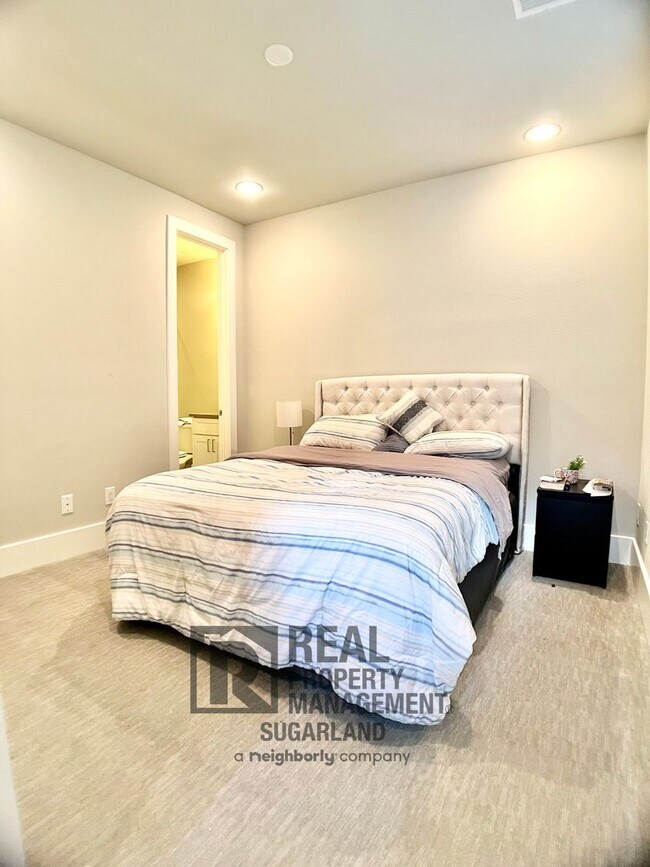 Building Photo - Luxurious Three Story Townhome!