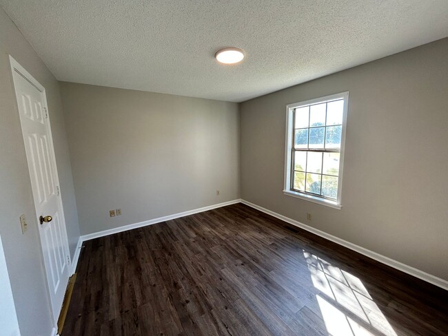 Building Photo - 400 Northwood Dr