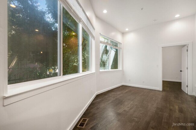 Building Photo - 25 Elgin Park