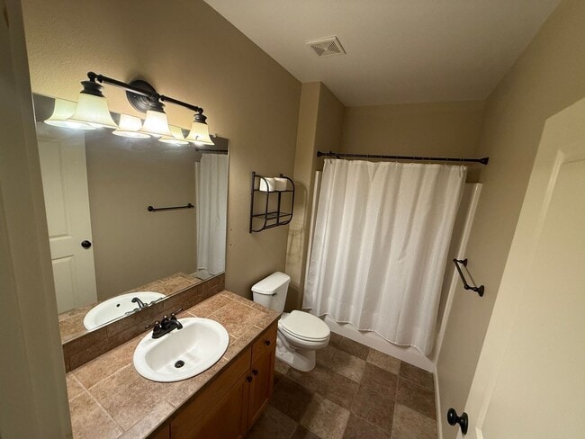 Building Photo - 3 Bedroom, 2 Bathroom Single-Level Duplex in The Stonegate Community