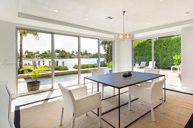 Building Photo - 405 E San Marino Dr