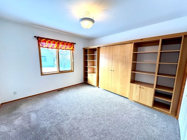 Building Photo - Dog Friendly 3 bed 2 bath Home
