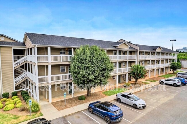 Building Photo - 305 Country Club Dr NE