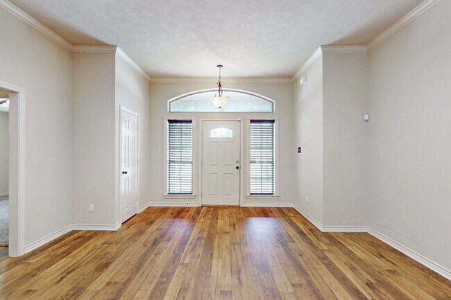Building Photo - 5 Bedroom, 3 Bathroom, with easy access to shopping and schools
