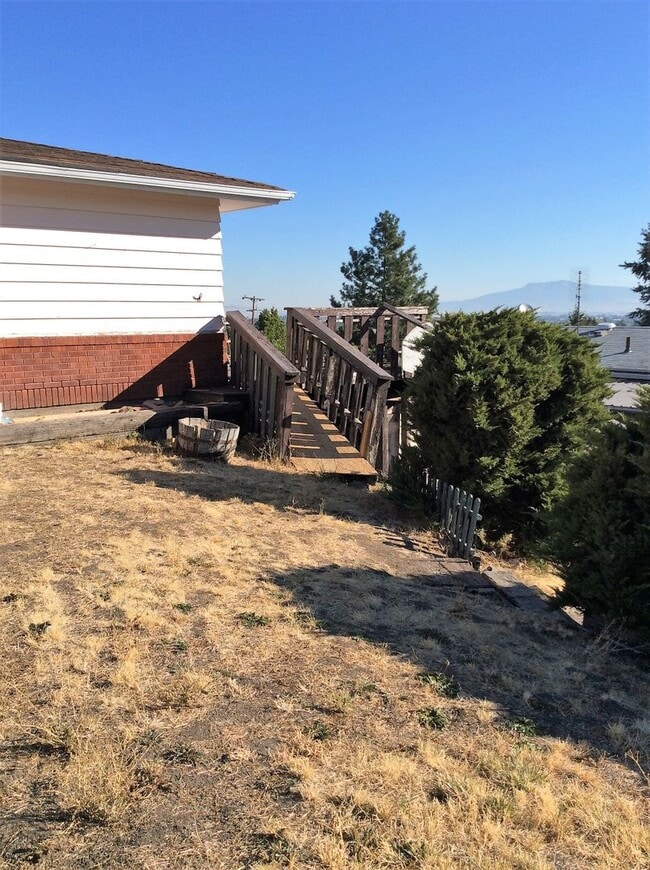 Building Photo - B Ave Duplex