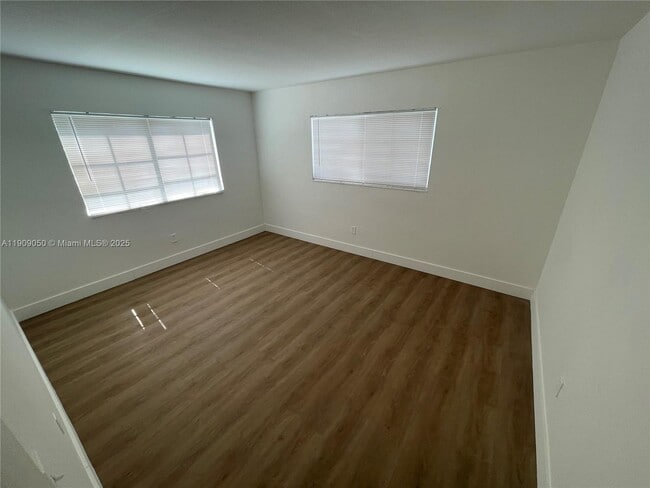 Building Photo - 13700 NE 6th Ave