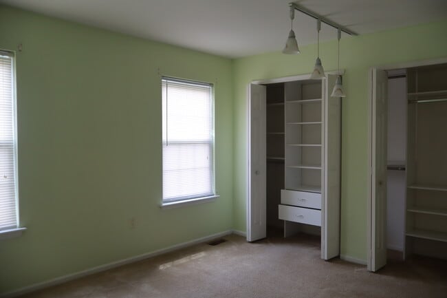 Building Photo - 14 Redwood Ln
