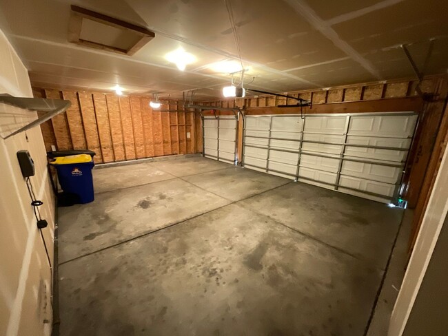 Building Photo - 3 Bedroom Home Available Near N Powers Blv...