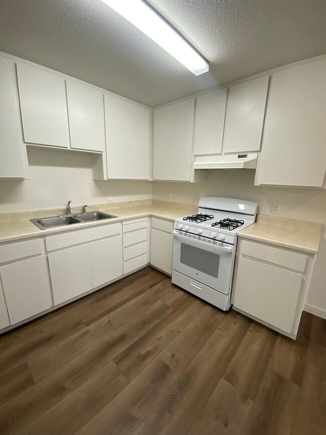 Building Photo - Downtown Duplex