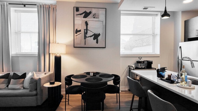 Building Photo - 1424 N Park Pl