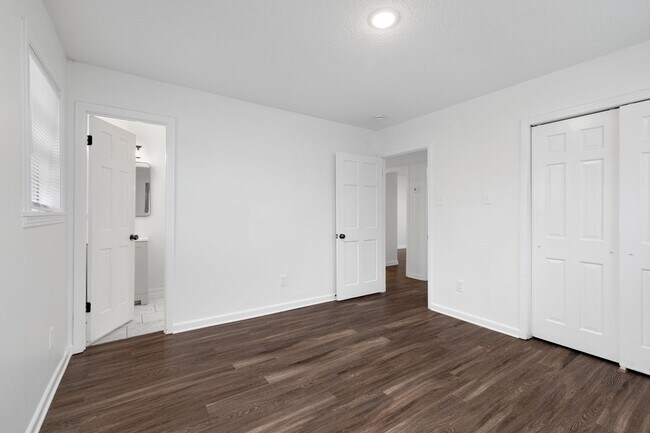 Building Photo - 5 bedroom 3 bath in Covington recently renovated just off the town square