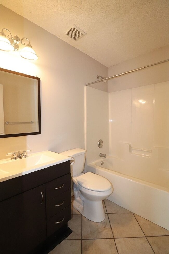 Building Photo - Light and Bright End unit 3 bdrm 2 bath to...