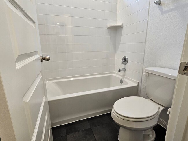 Building Photo - Beautiful 3 Bed / 3 Bath Home in North Lea...