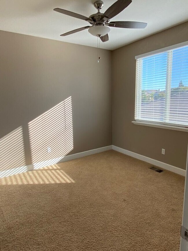 Building Photo - Available 8/1 - Lincoln Crossing 6 bedroom...