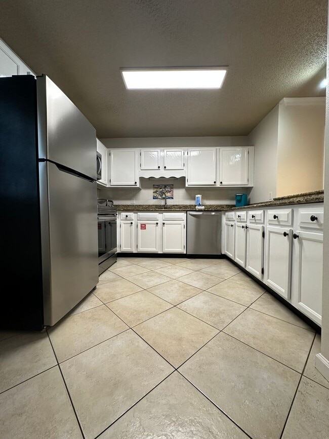 Building Photo - Furnished Townhome within walking distance...