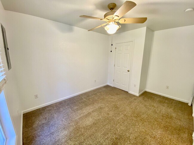 Building Photo - Candler - Two Bedroom updated apartment