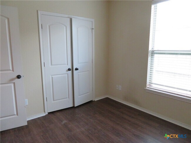 Building Photo - 554 Creekside Cir