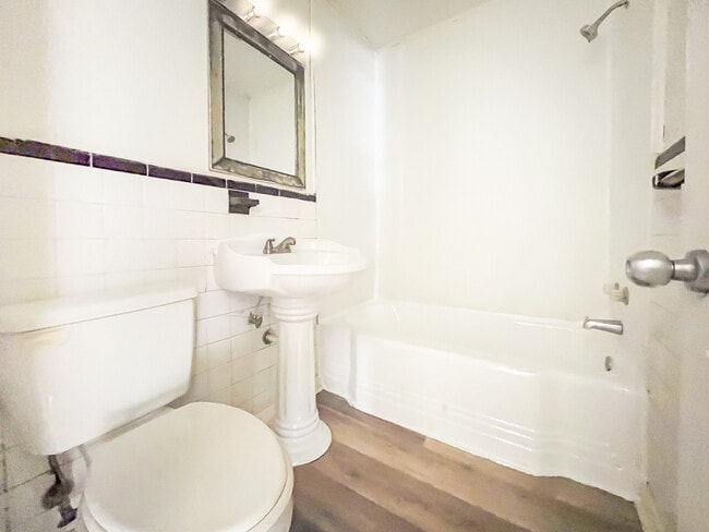 Building Photo - 1006 Greystone Ave