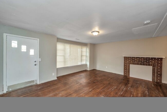 Building Photo - Don’t Miss This Beautifully Renovated Home...