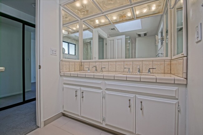 Building Photo - VERY BRIGHT & AIRY, 2050 SQ FT HOME W/ TON...
