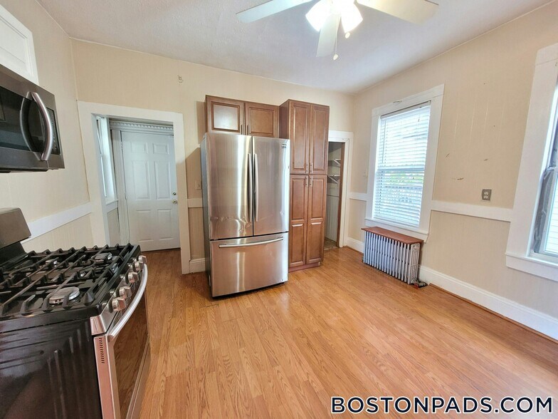 Building Photo - 110 Howland St