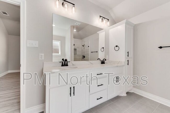 Building Photo - 8201 Scott Ln