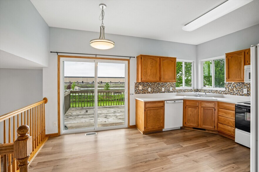 Building Photo - 505 SE Crabapple Dr