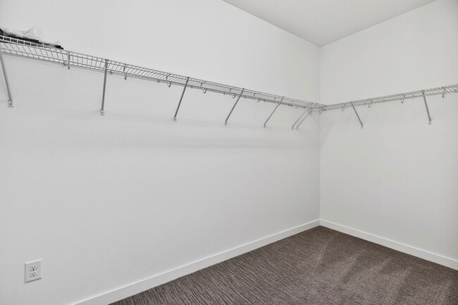 Building Photo - LUXURY TOWNHOME!! 3 Bedroom, 2.5 Bathroom Townhome in Des Moines!