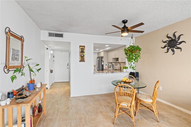 Building Photo - 1301 NE Miami Gardens Dr