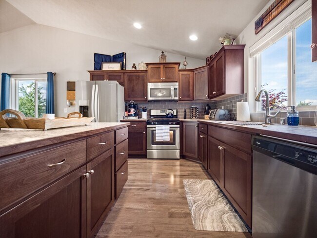 Building Photo - Beautiful home 5MILE/Big Yard & Garage (Furnished)