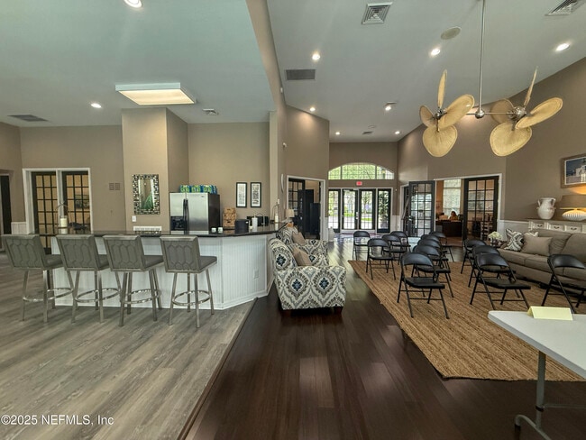 Building Photo - 13700 Richmond Park Dr N