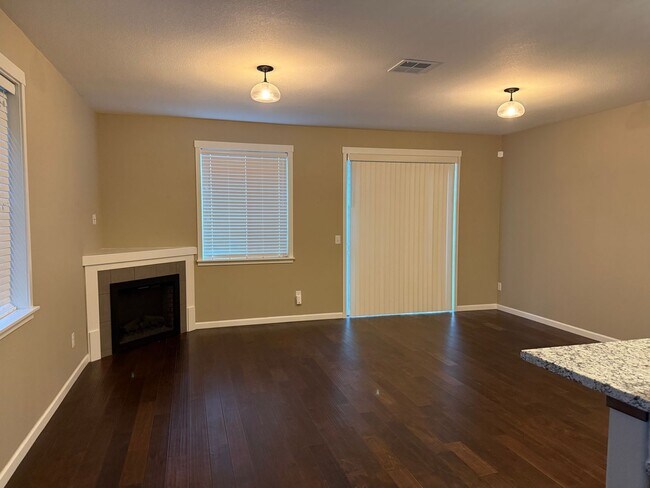 Building Photo - Beautiful 3 Bedroom House with High Ceilin...