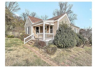 Building Photo - Charming 3BR in SW Roanoke | Fenced Yard | Hardwood Floors | Wasena Area