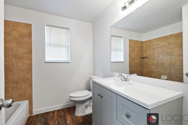 Building Photo - Stunning Single Family Home In Excellent M...