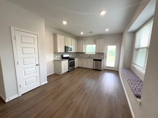 Building Photo - 7118 Fannin St