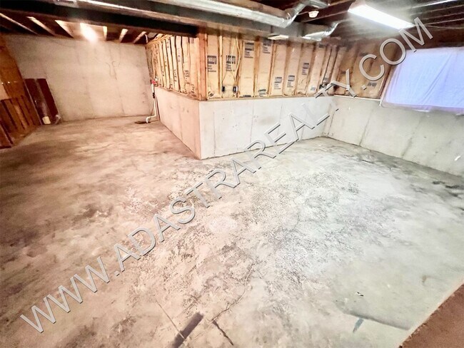 Building Photo - Spacious Gardner Duplex-Available in NOVEM...