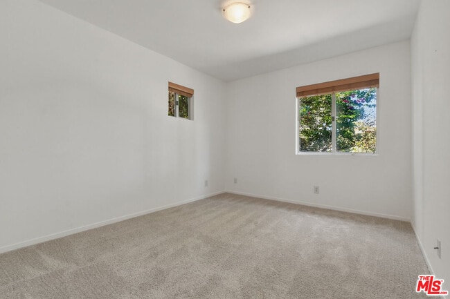 Building Photo - 656 Angelus Pl