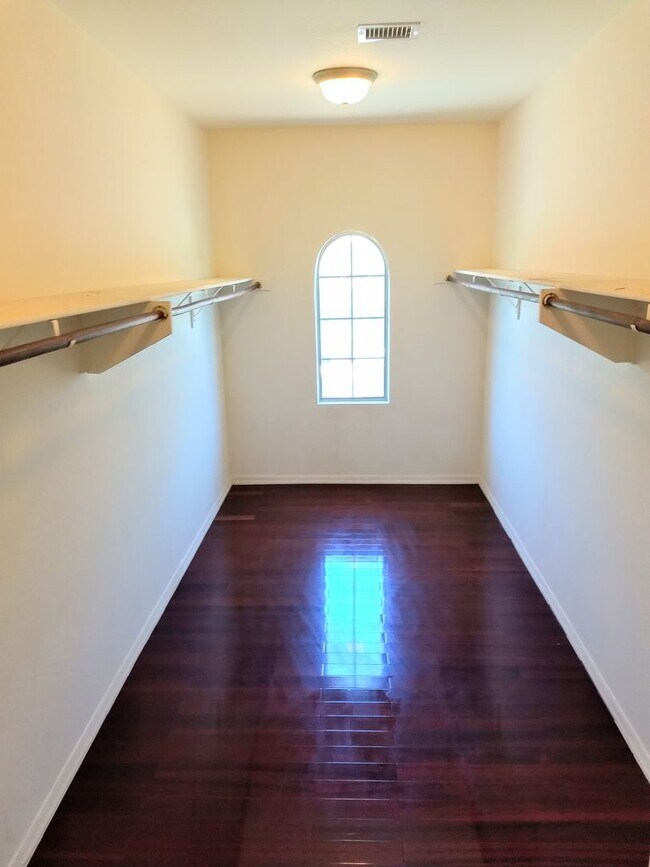 Building Photo - HUGE 5 bedroom, 3 bathroom in Glendale