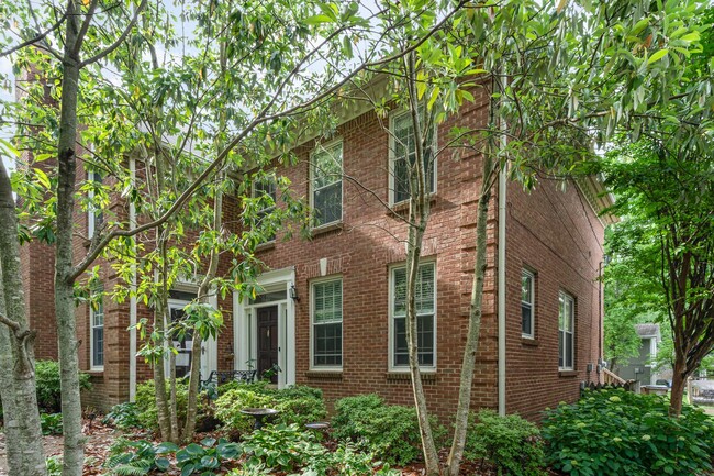 Building Photo - Newly Renovated 2-Bedroom Townhome in the Heart of Green Hills